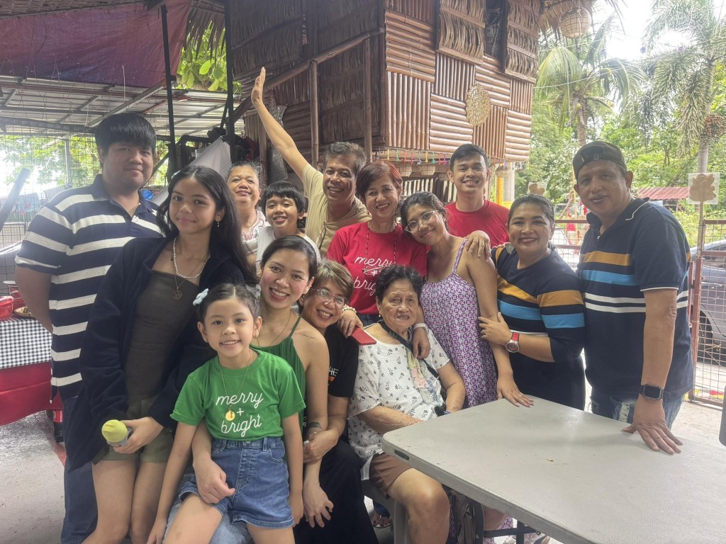 Bawal ang Absent sa Christmas Gathering!
